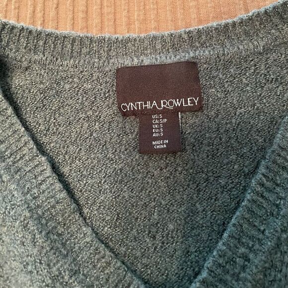 Cynthia Rowley S Green sweater with side slits - Picture 3 of 4